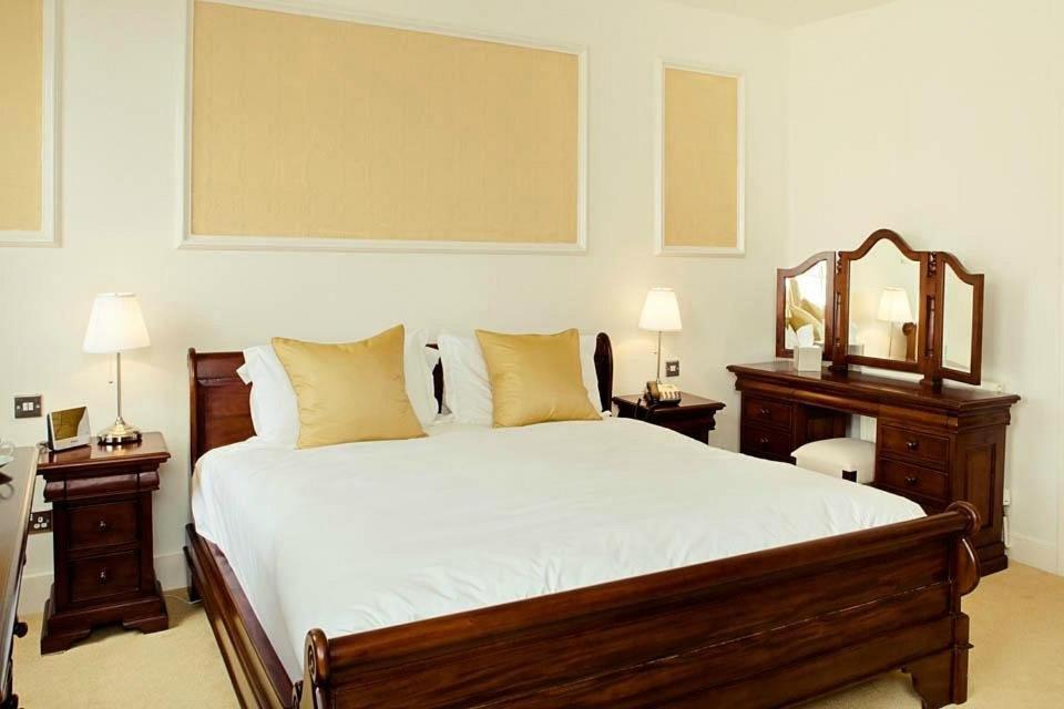 Kings Arms Hotel Бистер Экстерьер фото